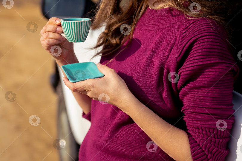 Скачать женские руки держат кружку с кофе и тарелку фотосток Ozero