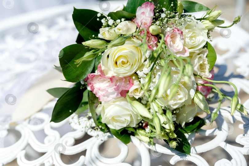Скачать свадебный букет невесты из белых роз фотосток Ozero