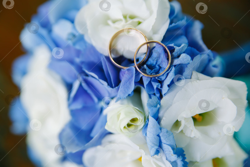 Скачать обручальные кольца на свадебном букете из цветов гортензии фотосток Ozero
