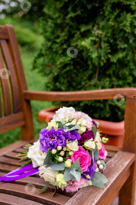 Скачать свадебный букет невесты лежит на деревянной скамье фотосток Ozero