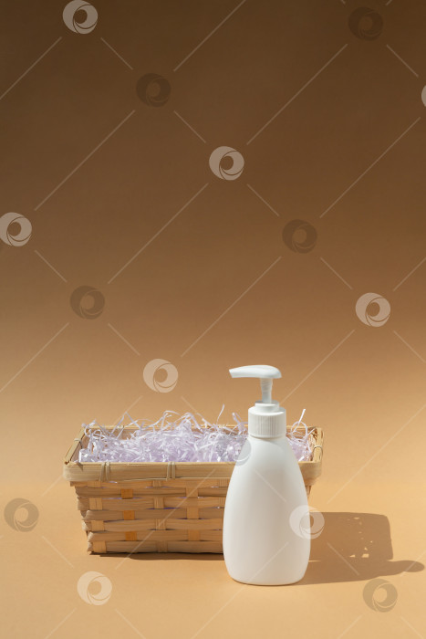 Скачать плетеная корзина и белый флакон-дозатор для спа-косметики фотосток Ozero