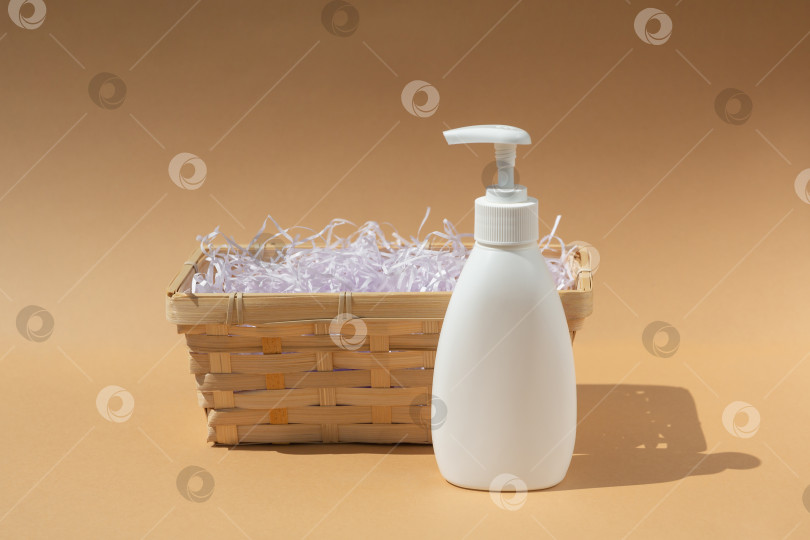 Скачать плетеная корзина и белый флакон-дозатор для спа-косметики фотосток Ozero
