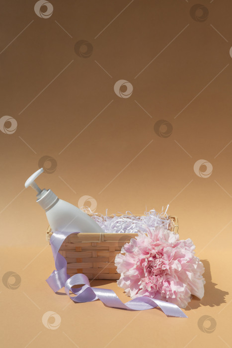 Скачать Белый флакон в плетеной корзинке. Крупный бутон розового пиона. Косметика и парфюмерия. Уход за телом и кожей. Концепция спа-салона фотосток Ozero