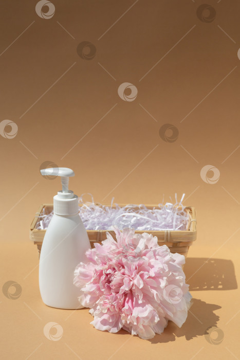 Скачать Белый флакон и плетеная корзинка. Крупный бутон розового пиона. Косметика и парфюмерия. Уход за телом и кожей. Концепция спа-салона фотосток Ozero