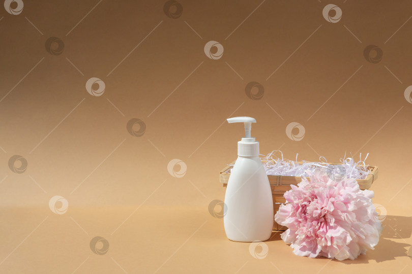 Скачать Белый флакон и плетеная корзинка. Крупный бутон розового пиона. Косметика и парфюмерия. Уход за телом и кожей. Концепция спа-салона фотосток Ozero