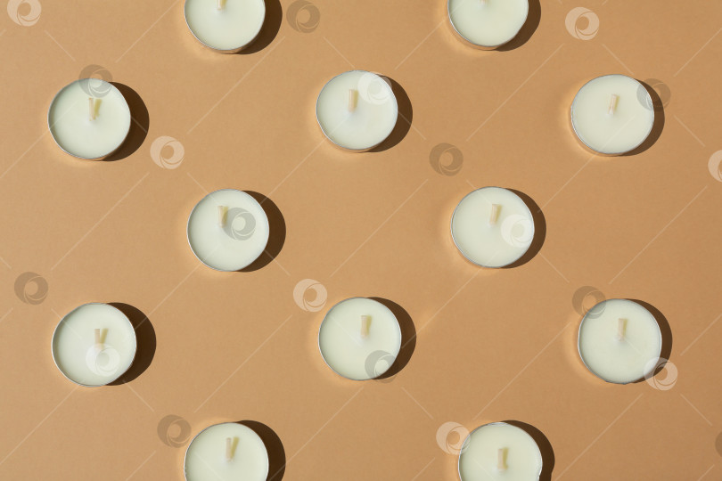 Скачать белые свечи на бежевом фоне. Контрастное освещение фотосток Ozero