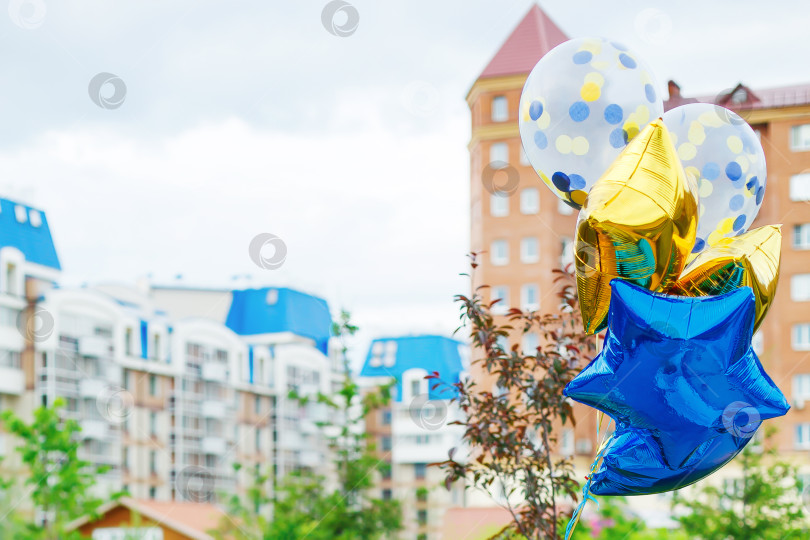 Скачать гелиевые шары на фоне города фотосток Ozero