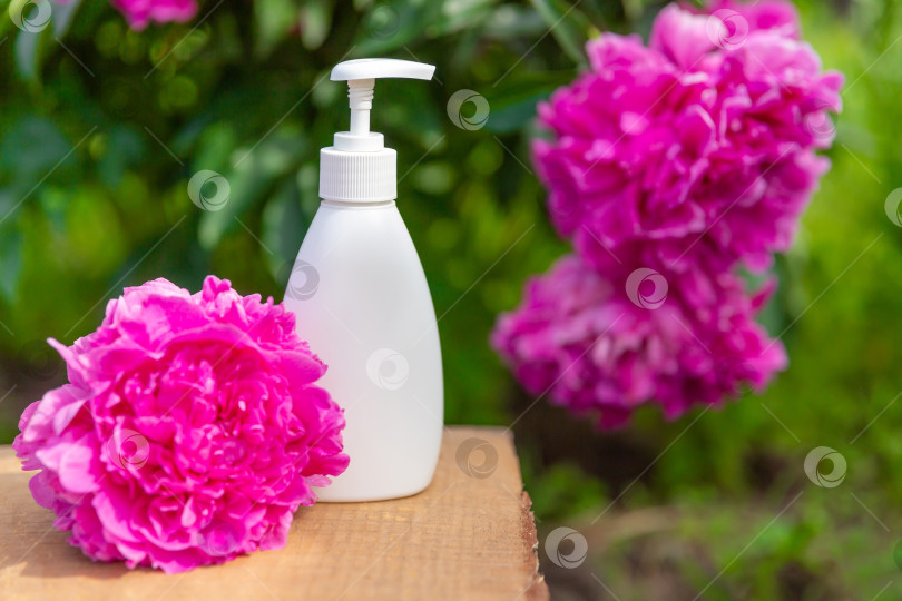 Скачать белый косметический флакон для мыла или шампуня на деревянной полке фотосток Ozero