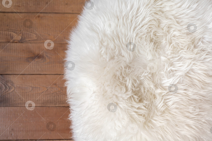 Скачать Грубый деревянный пол и белый меховой коврик. Новогодний или рождественский фон. Поздравительная открытка фотосток Ozero