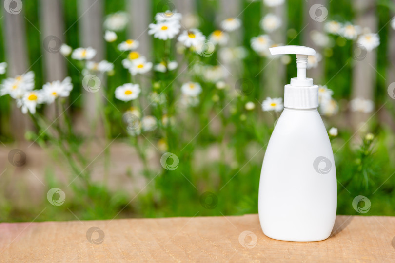 Скачать белый косметический флакон для мыла или шампуня на деревянной полке фотосток Ozero