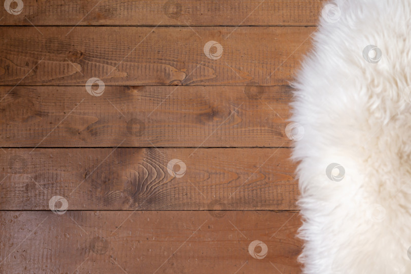 Скачать Грубый деревянный пол и белый меховой коврик. Новогодний или рождественский фон. Поздравительная открытка фотосток Ozero