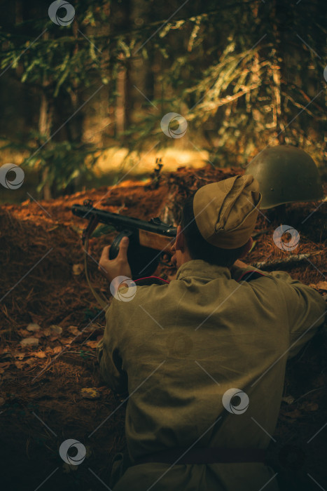 Скачать советский солдат в окопе, военные стреляют, стрелок фотосток Ozero