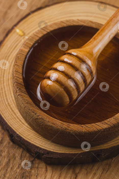 Скачать Баночка с медом и ложка, мед наливается фотосток Ozero