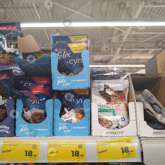 Скачать Отдел жидкого корма в магазине "Магнит". фотосток Ozero