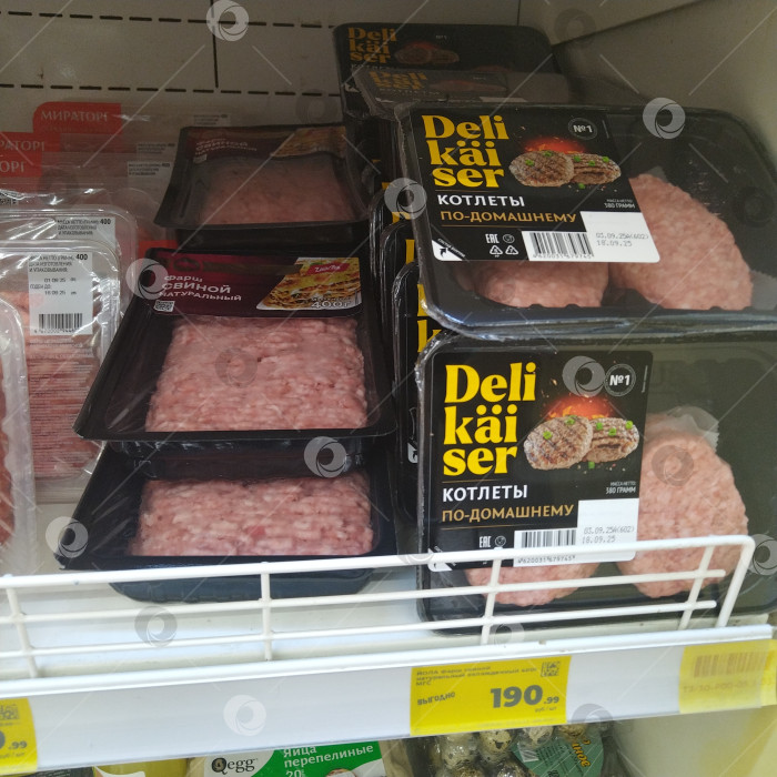 Скачать Отдел свиного фарша в магазине "Магнит". фотосток Ozero