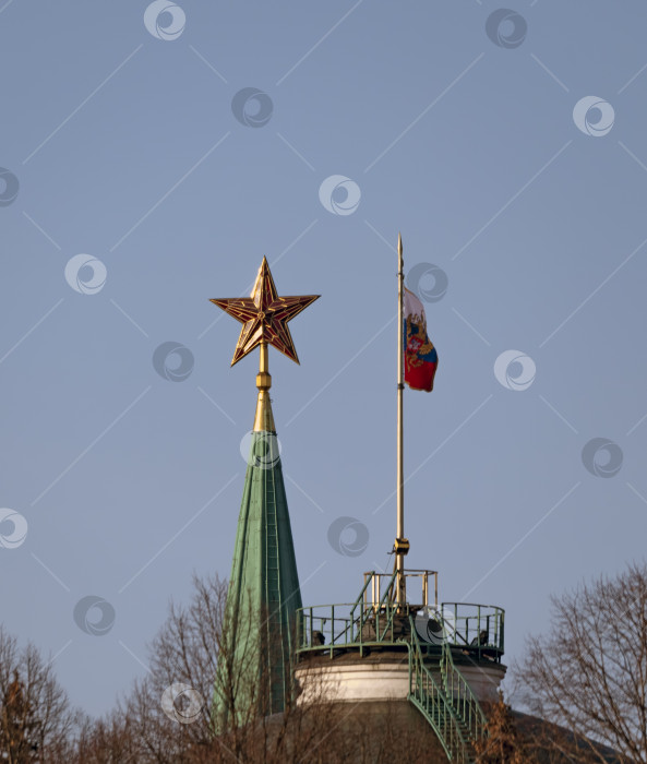 Скачать МОСКВА, РОССИЯ, 10 июня 2019 года: Рубиновая звезда на шпиле Спасской башни Московского Кремля 10 июня 2019 года в Москве, Россия фотосток Ozero