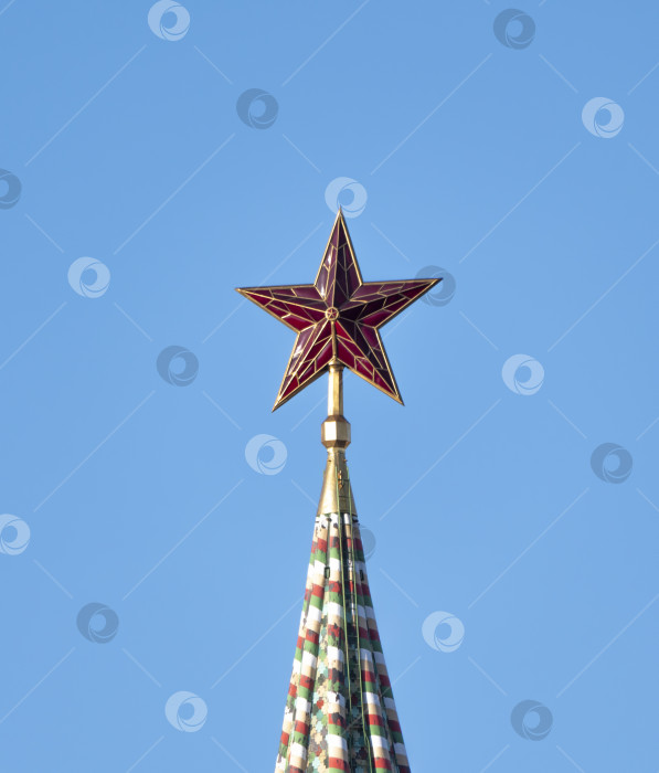 Скачать МОСКВА, РОССИЯ, 10 июня 2019 года: Рубиновая звезда на шпиле Спасской башни Московского Кремля 10 июня 2019 года в Москве, Россия фотосток Ozero