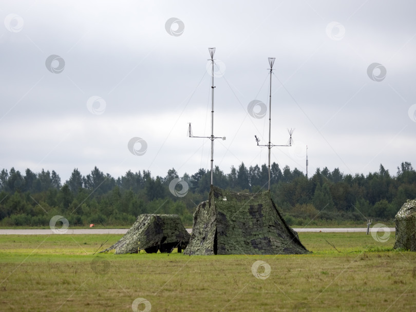 Скачать Военная палатка с маскировочной сеткой для радио и антенны фотосток Ozero