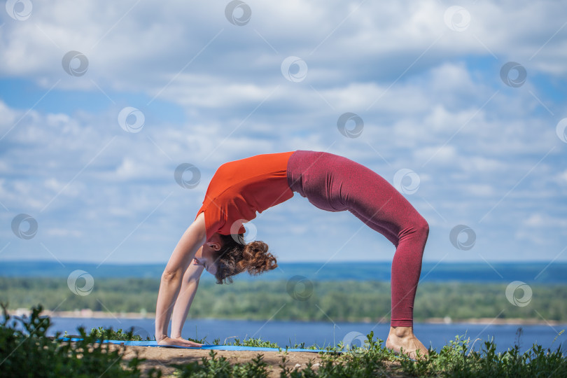 Скачать Фитнес-упражнения. Спортивная женщина занимается гимнастикой фотосток Ozero