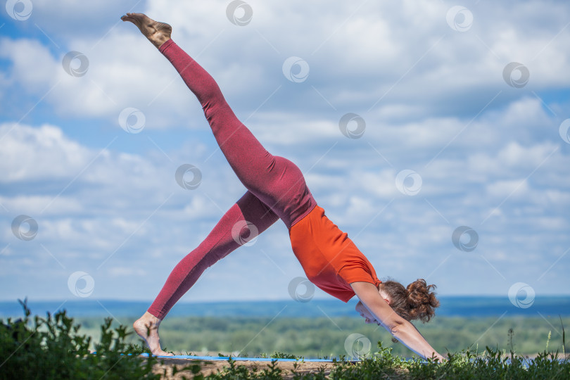 Скачать Фитнес-упражнения. Спортивная женщина занимается гимнастикой фотосток Ozero