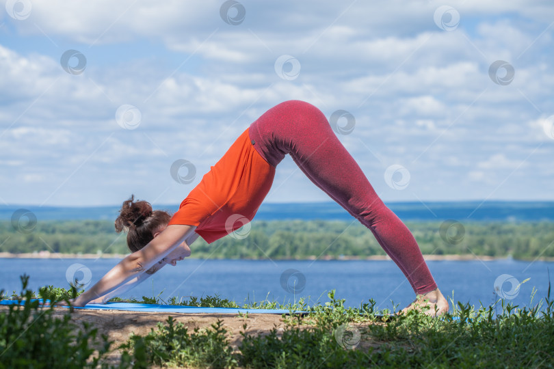Скачать Фитнес-упражнения. Спортивная женщина занимается гимнастикой фотосток Ozero