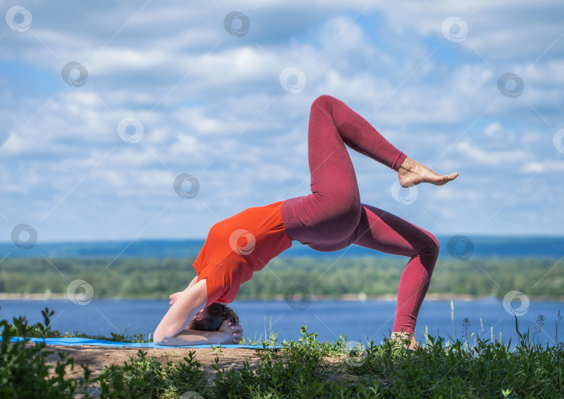 Скачать Фитнес-упражнения. Спортивная женщина занимается гимнастикой фотосток Ozero