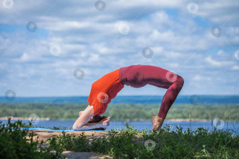 Скачать Фитнес-упражнения. Спортивная женщина занимается гимнастикой фотосток Ozero