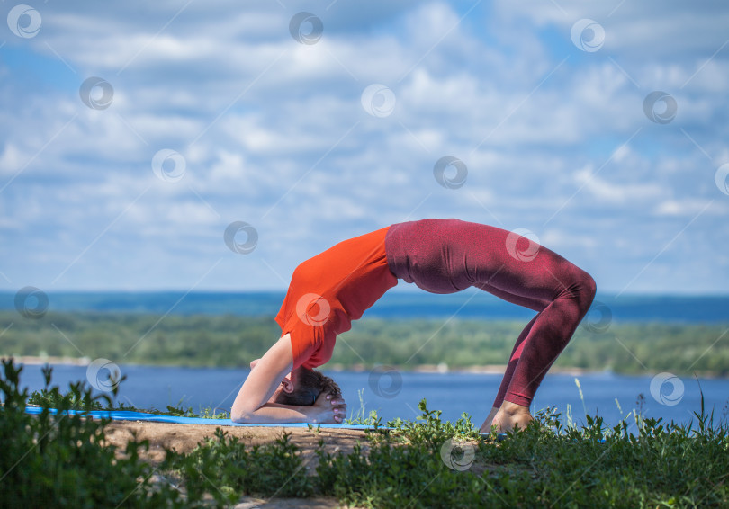Скачать Фитнес-упражнения. Спортивная женщина занимается гимнастикой фотосток Ozero