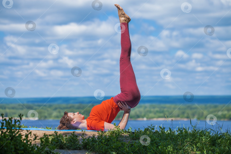 Скачать Фитнес-упражнения. Спортивная женщина занимается гимнастикой фотосток Ozero