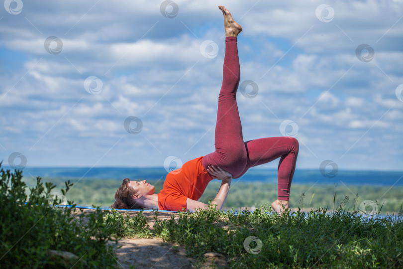 Скачать Фитнес-упражнения. Спортивная женщина занимается гимнастикой фотосток Ozero