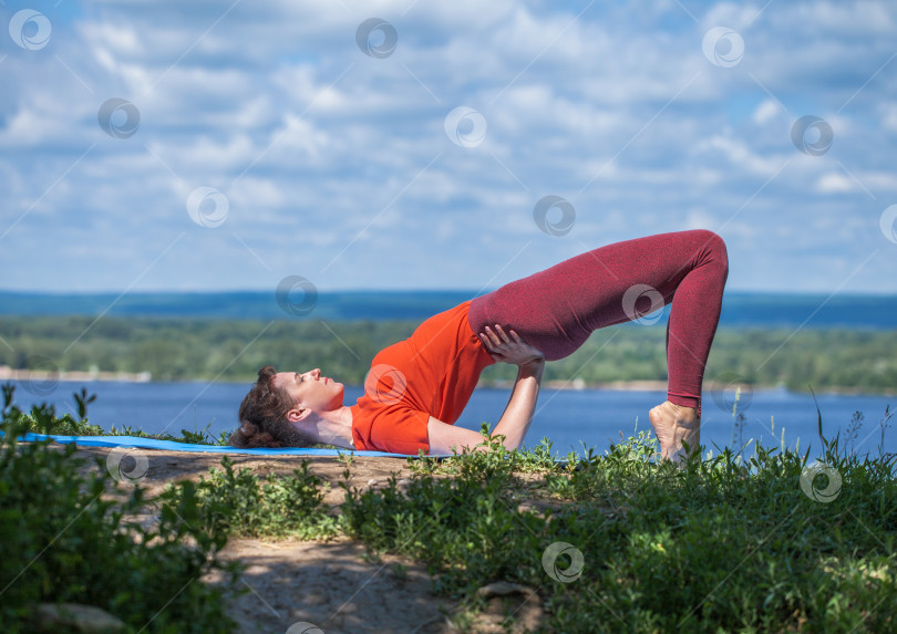 Скачать Фитнес-упражнения. Спортивная женщина занимается гимнастикой фотосток Ozero
