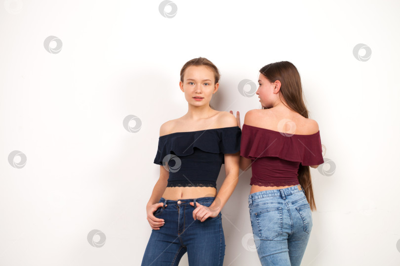 Скачать Две молодые подружки позируют на фоне стены фотосток Ozero