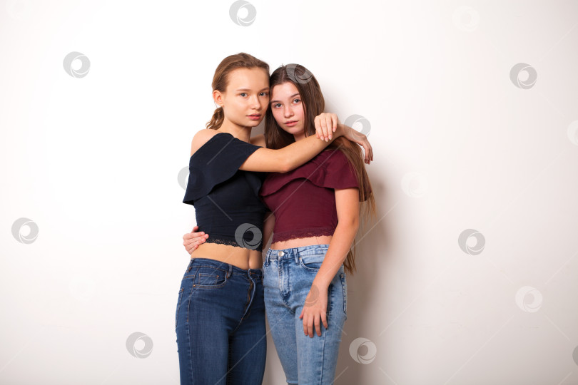 Скачать Две молодые подружки позируют на фоне стены фотосток Ozero