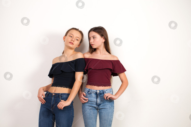 Скачать Две молодые подружки позируют на фоне стены фотосток Ozero