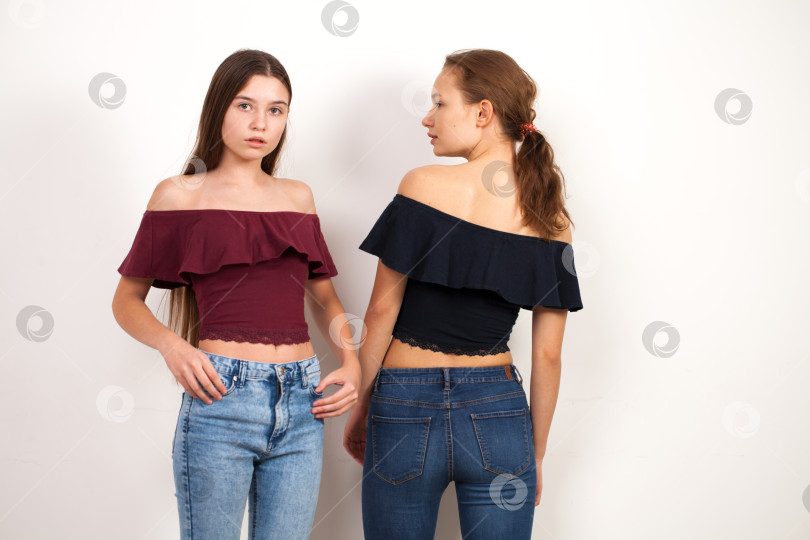 Скачать Две молодые подружки позируют на фоне стены фотосток Ozero
