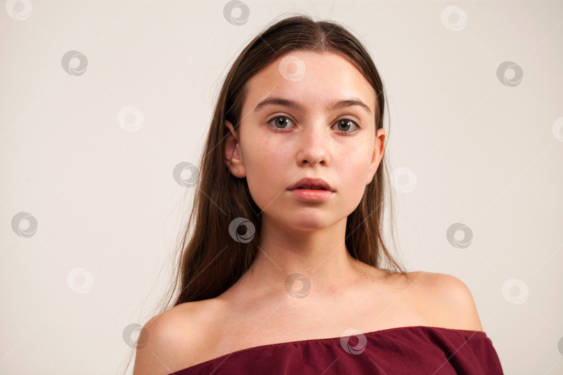Скачать Портрет молодой девушки-подростка без макияжа фотосток Ozero