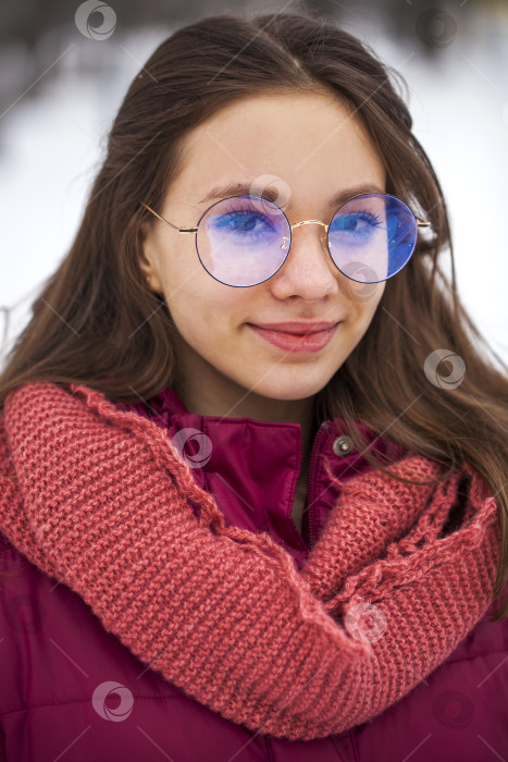 Скачать Модная молодая женщина в зимнее время фотосток Ozero
