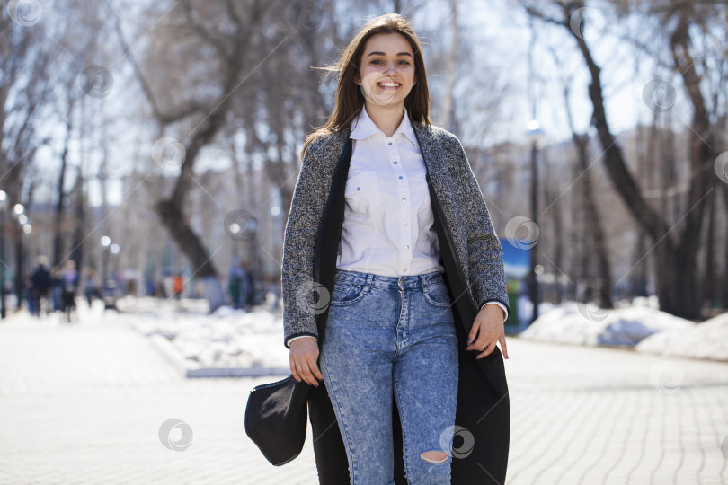 Скачать Сомкнуться Молодая красивая брюнетка в сером пальто фотосток Ozero