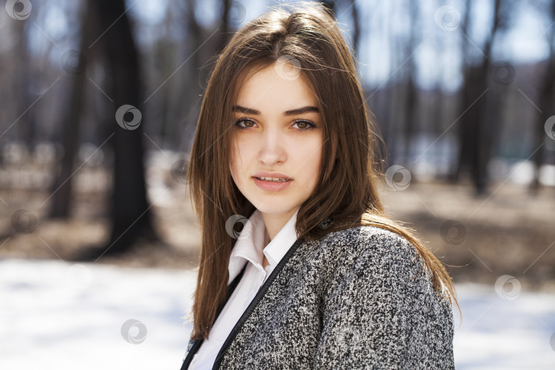 Скачать Сомкнуться Молодая красивая брюнетка в сером пальто фотосток Ozero