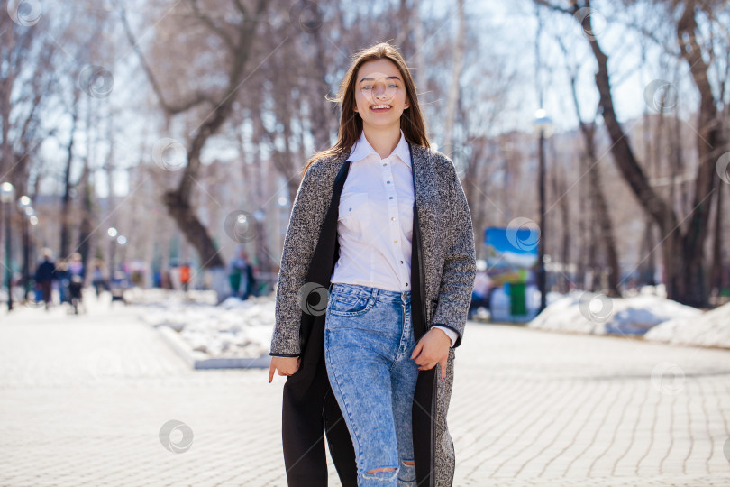 Скачать Сомкнуться Молодая красивая брюнетка в сером пальто фотосток Ozero