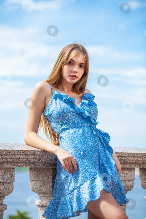 Скачать Портрет молодой красивой девушки фотосток Ozero