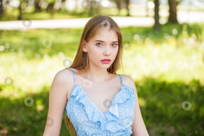 Скачать Портрет молодой красивой светловолосой девушки фотосток Ozero