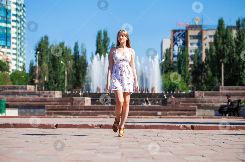 Скачать Молодая красивая блондинка в летнем платье фотосток Ozero
