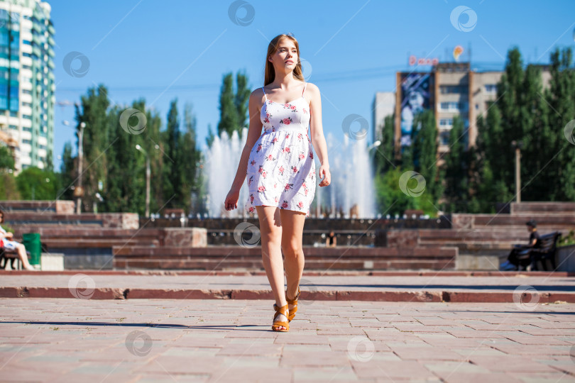 Скачать Молодая красивая блондинка в летнем платье фотосток Ozero
