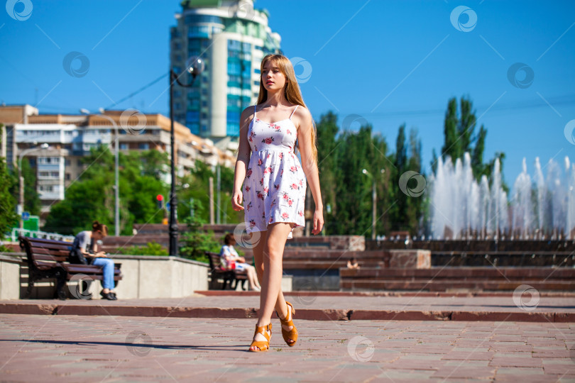 Скачать Молодая красивая девушка в летнем платье фотосток Ozero
