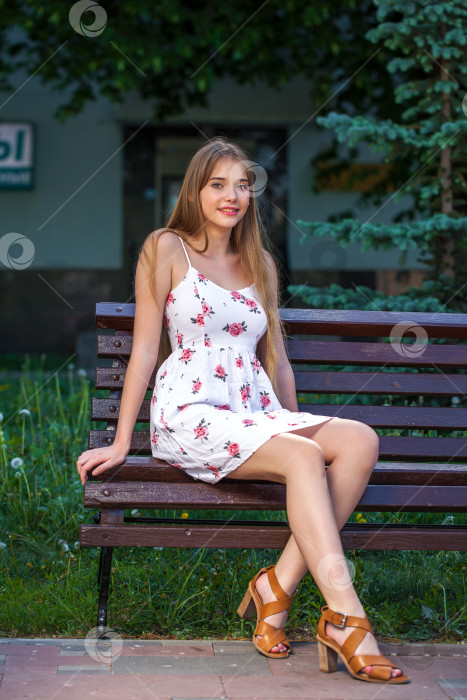 Скачать Портрет молодой блондинки в полный рост фотосток Ozero