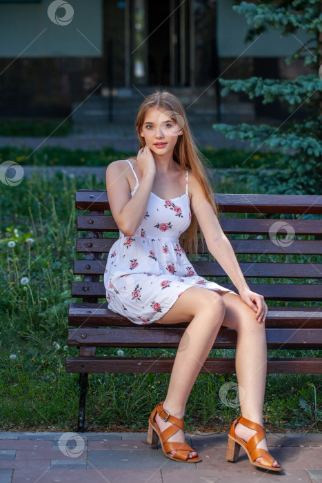 Скачать Портрет молодой красивой девушки фотосток Ozero