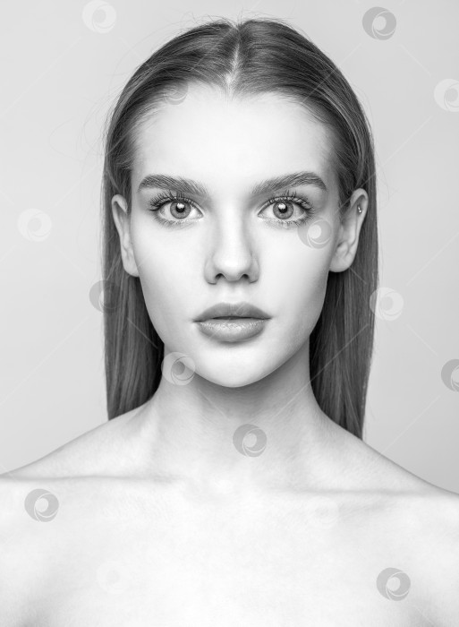 Скачать Красивый портрет молодой светловолосой девушки фотосток Ozero