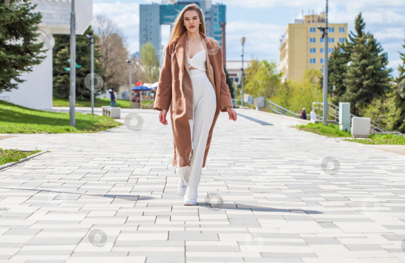 Скачать Портрет молодой красивой блондинки в розовом пальто фотосток Ozero