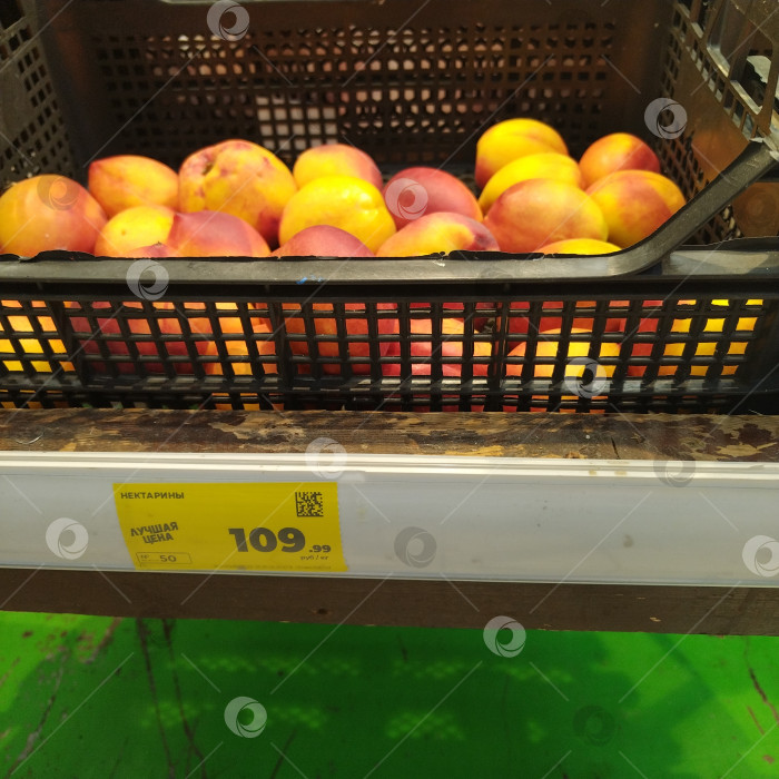 Скачать Отдел нектаринов в магазине "Магнит". фотосток Ozero